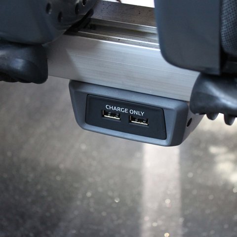  Unsere neuen Neoplan-Busse verfügen über USB-Anschlüsse an jedem Sitzplatz!